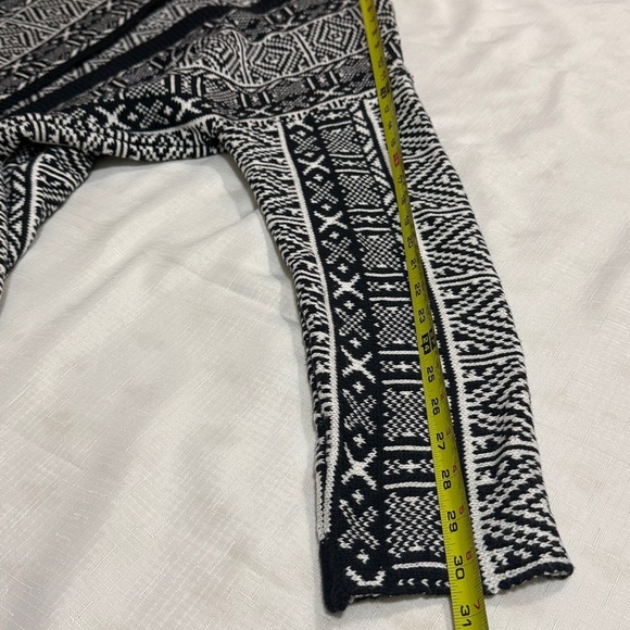 (H1)Old Navy, black and white,Aztec style
Cardigan sweater,LG
Heavyweight cotton - Picture 10 of 11